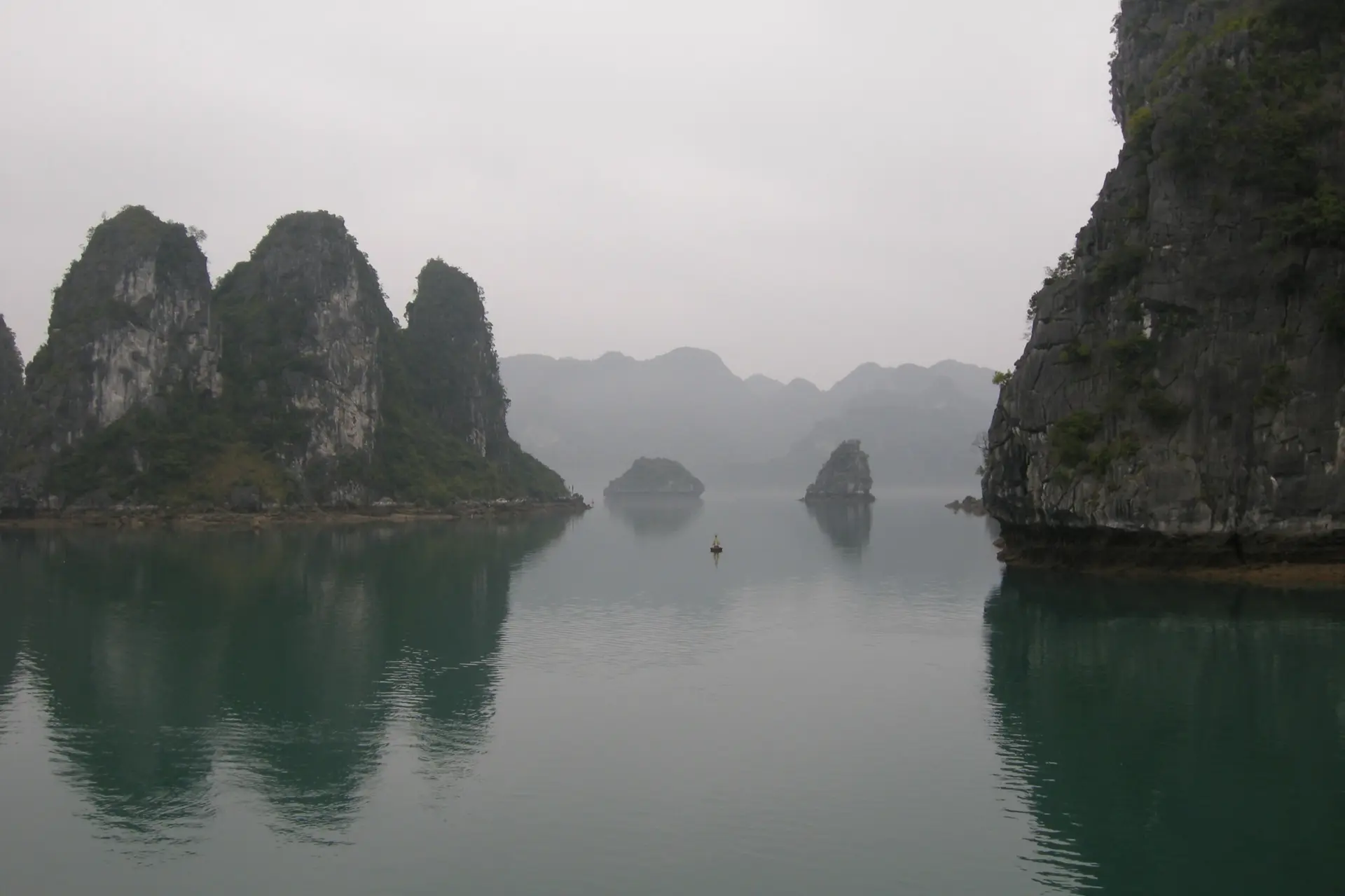 Îlots calcaires de la baie d'Halong émergeant de la brume, au nord du Vietnam
