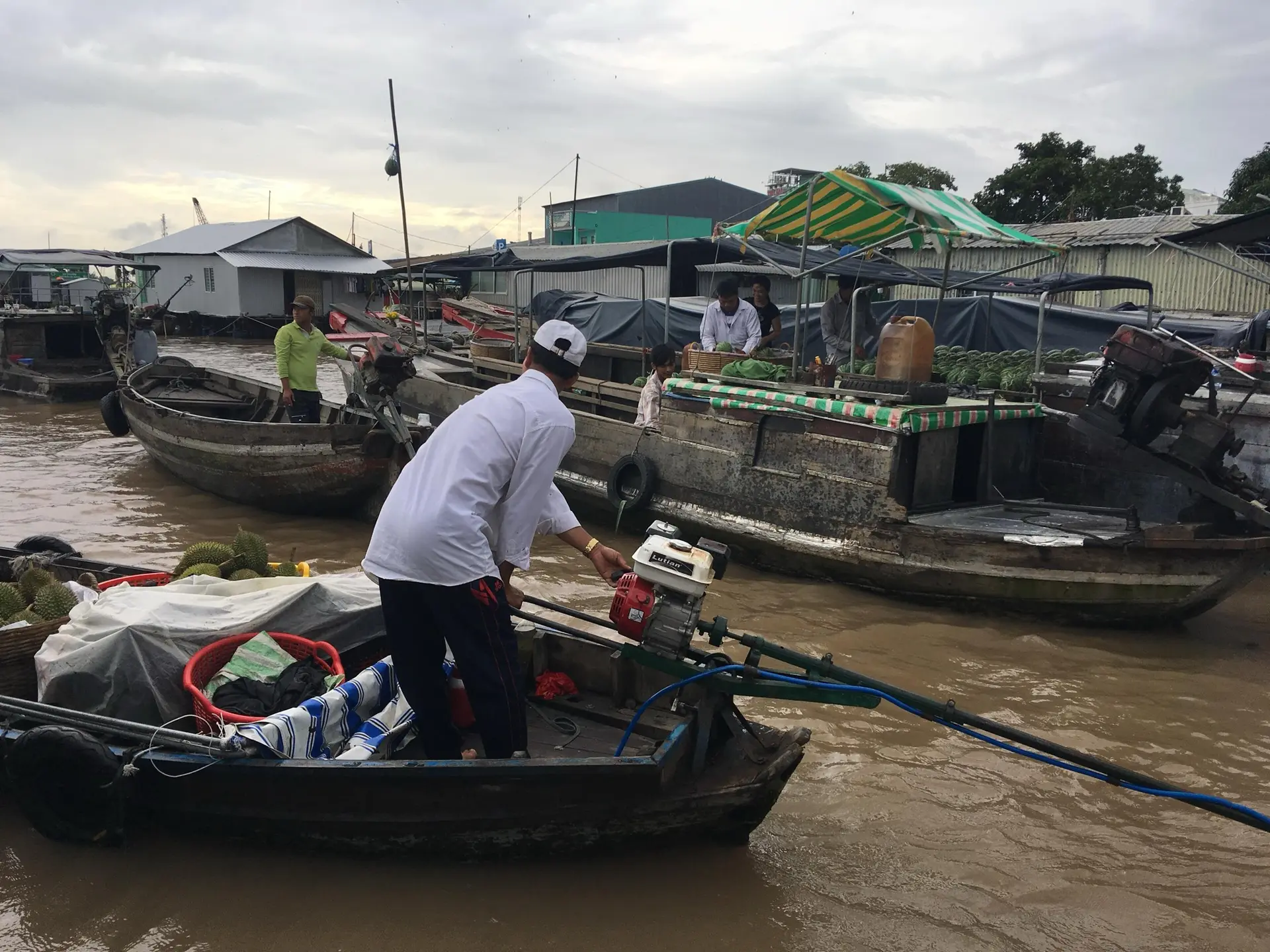 Barques chargées de marchandises au marché flottant de Cai Rang, dans le delta du Mékong