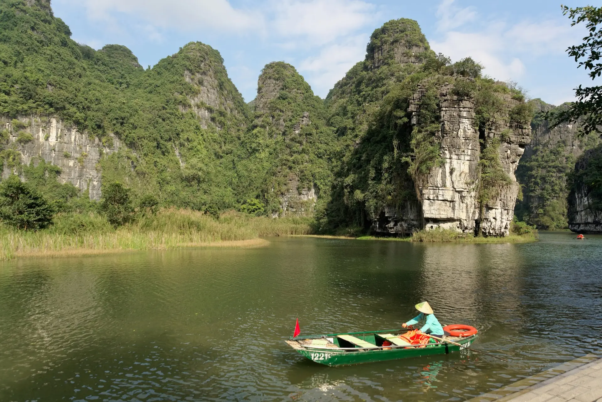 Barque glissant entre les pitons calcaires du complexe de Trang An, à Ninh Binh